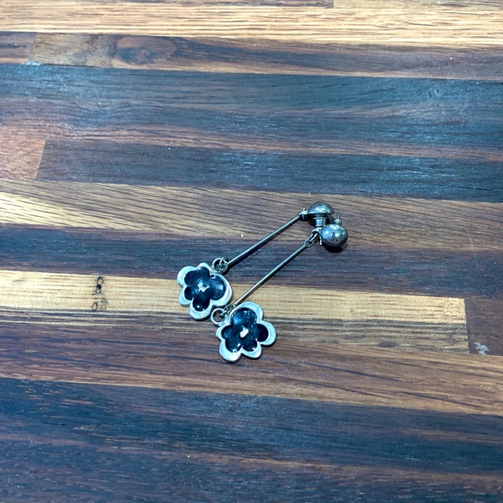 Cute Silver&Black Flower Drop Earrings!